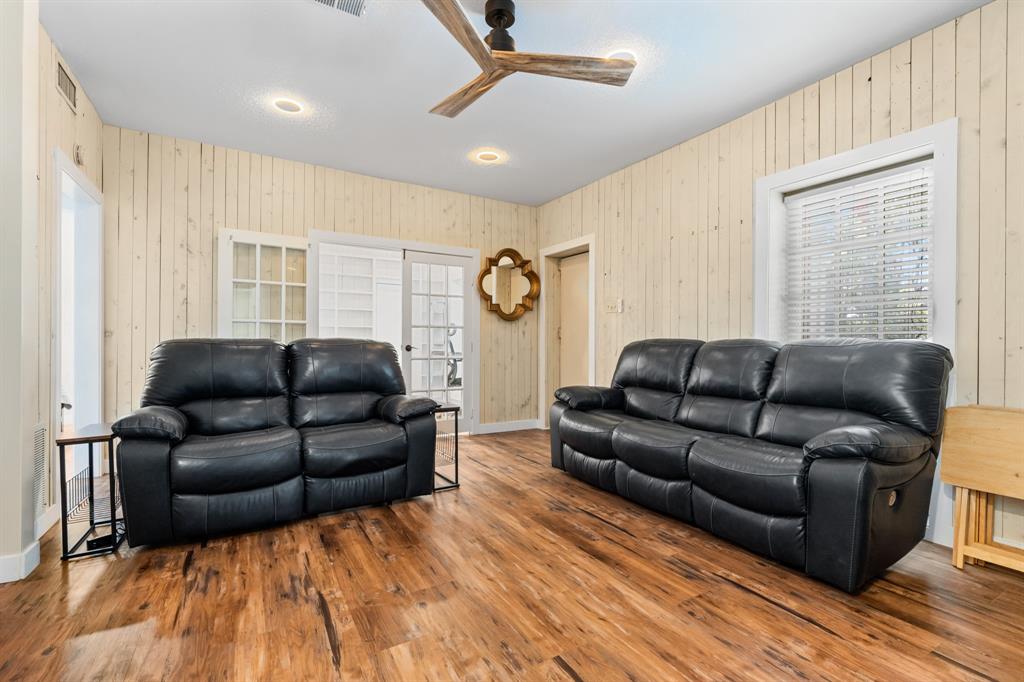 1504 Maple Street Irving, TX 75060 - Photo 5 of 40