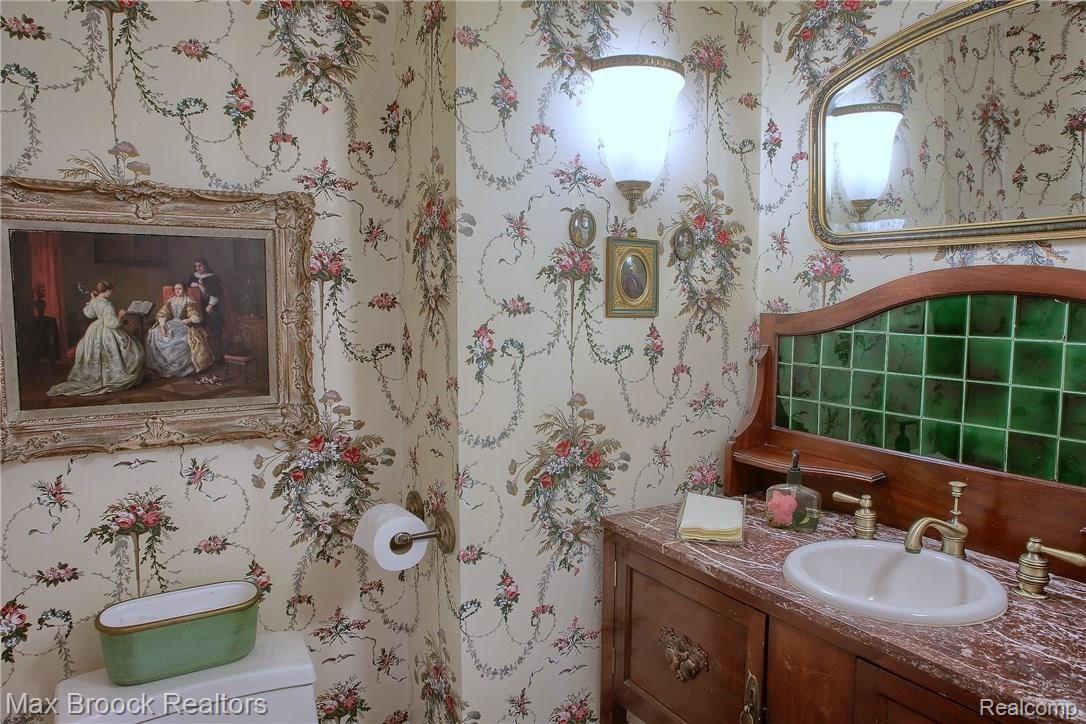 30755 Country Ridge Circle Farmington, MI 48331 - Photo 18 of 42 Half_Bath.jpg