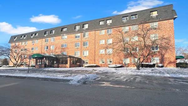 $2,000 | 5011 South Valley Lane, Unit 401, Streamwood, IL 60107