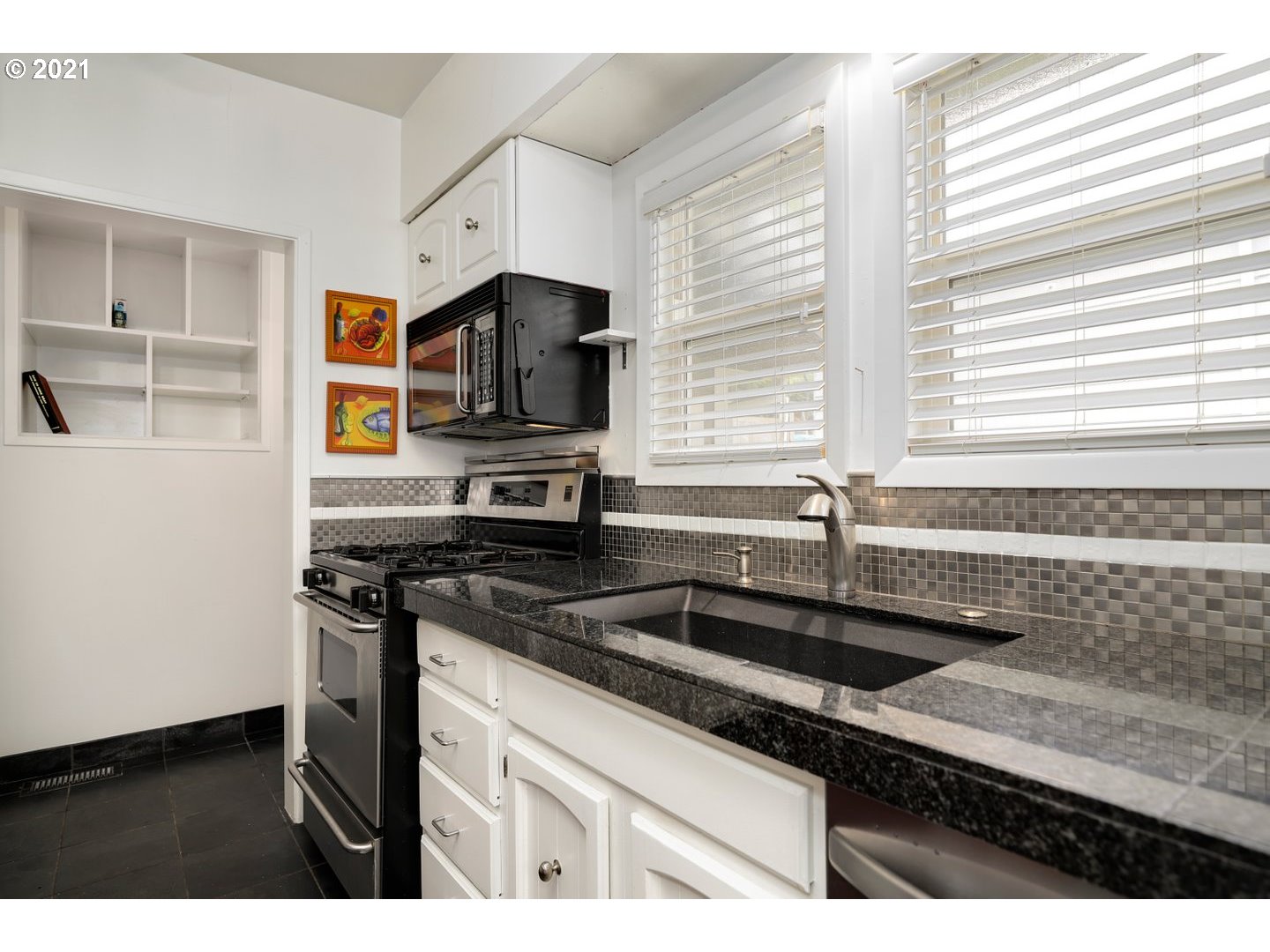 815 Southwest Taylors Ferry Road Portland, OR 97219 - Photo 14 of 29 Gallery Image 14