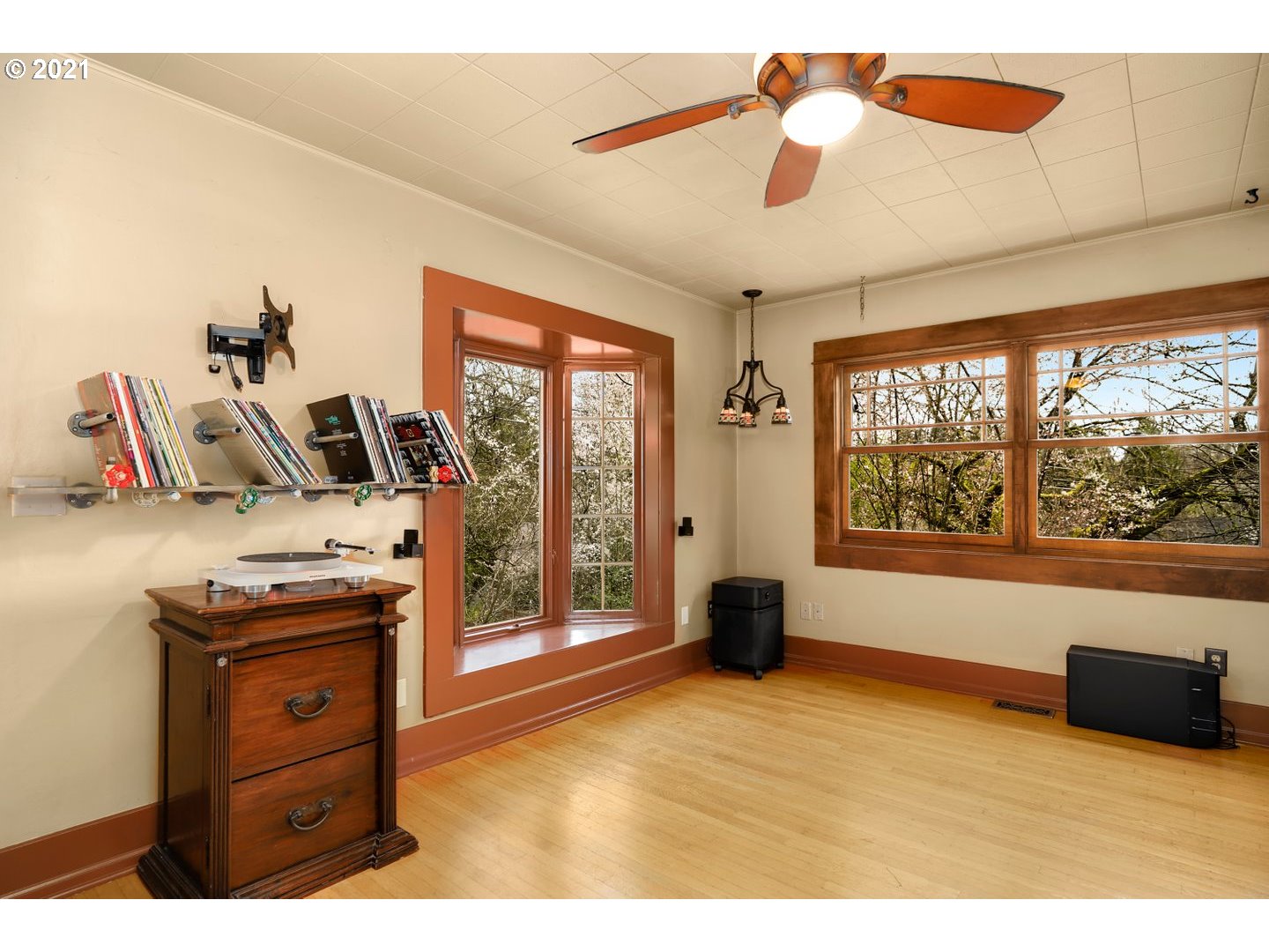 815 Southwest Taylors Ferry Road Portland, OR 97219 - Photo 10 of 29 Gallery Image 10