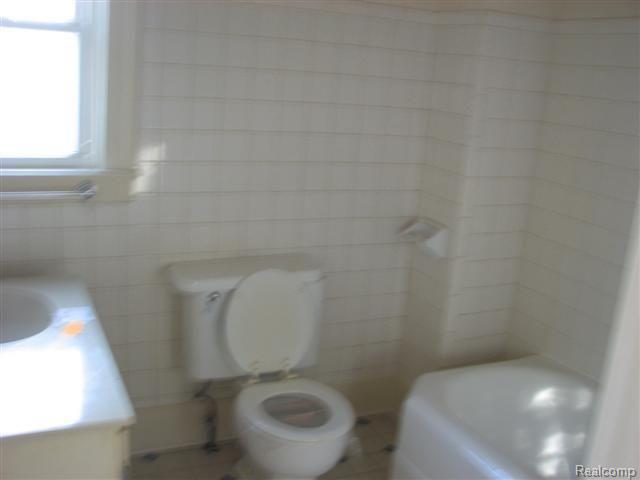 14510 East 13 Mile Road Warren, MI 48088 - Photo 4 of 7 Bathroom 2