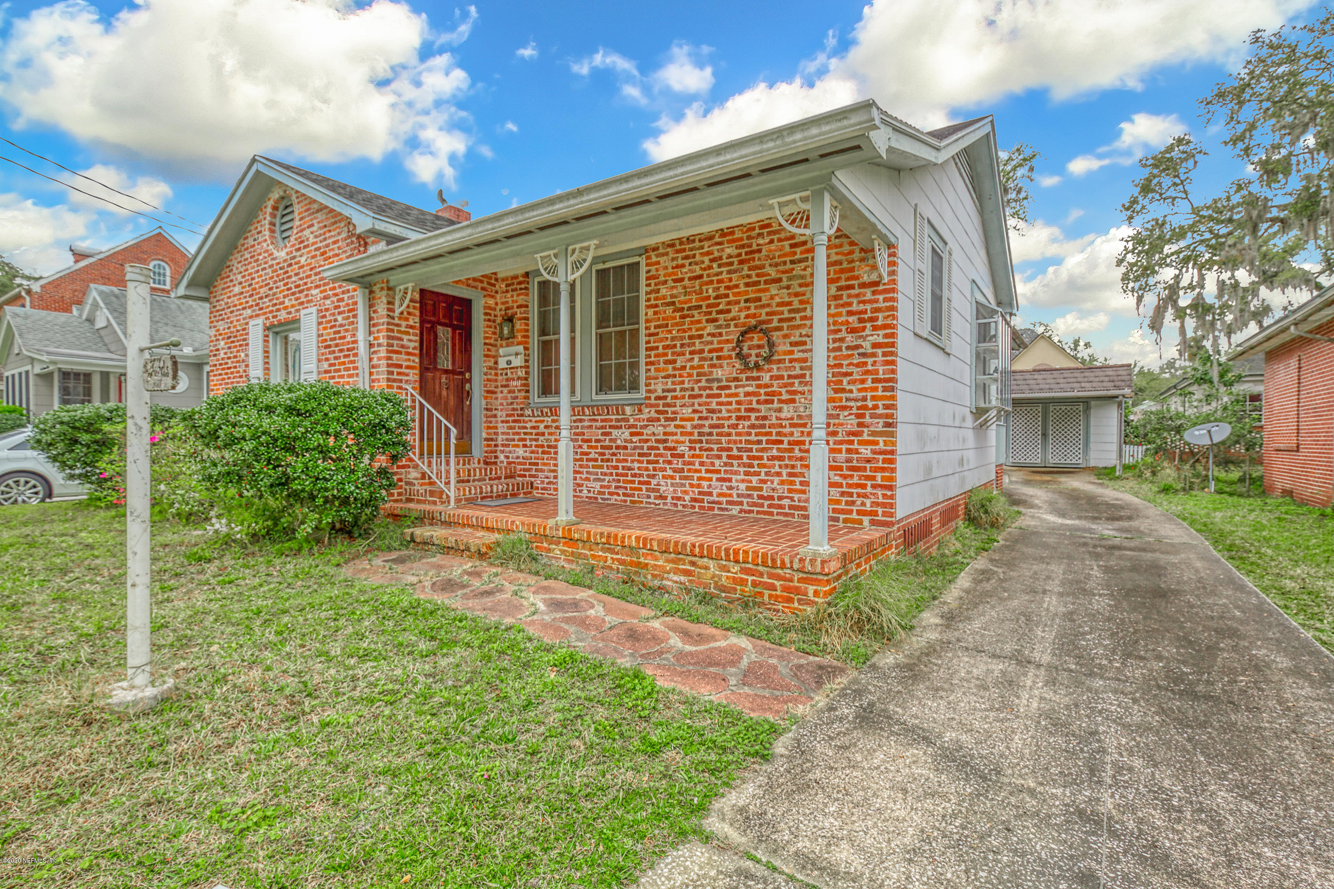 1011 Inwood Terrace Jacksonville, FL 32207 - Photo 19 of 21 a front view of a house with garden