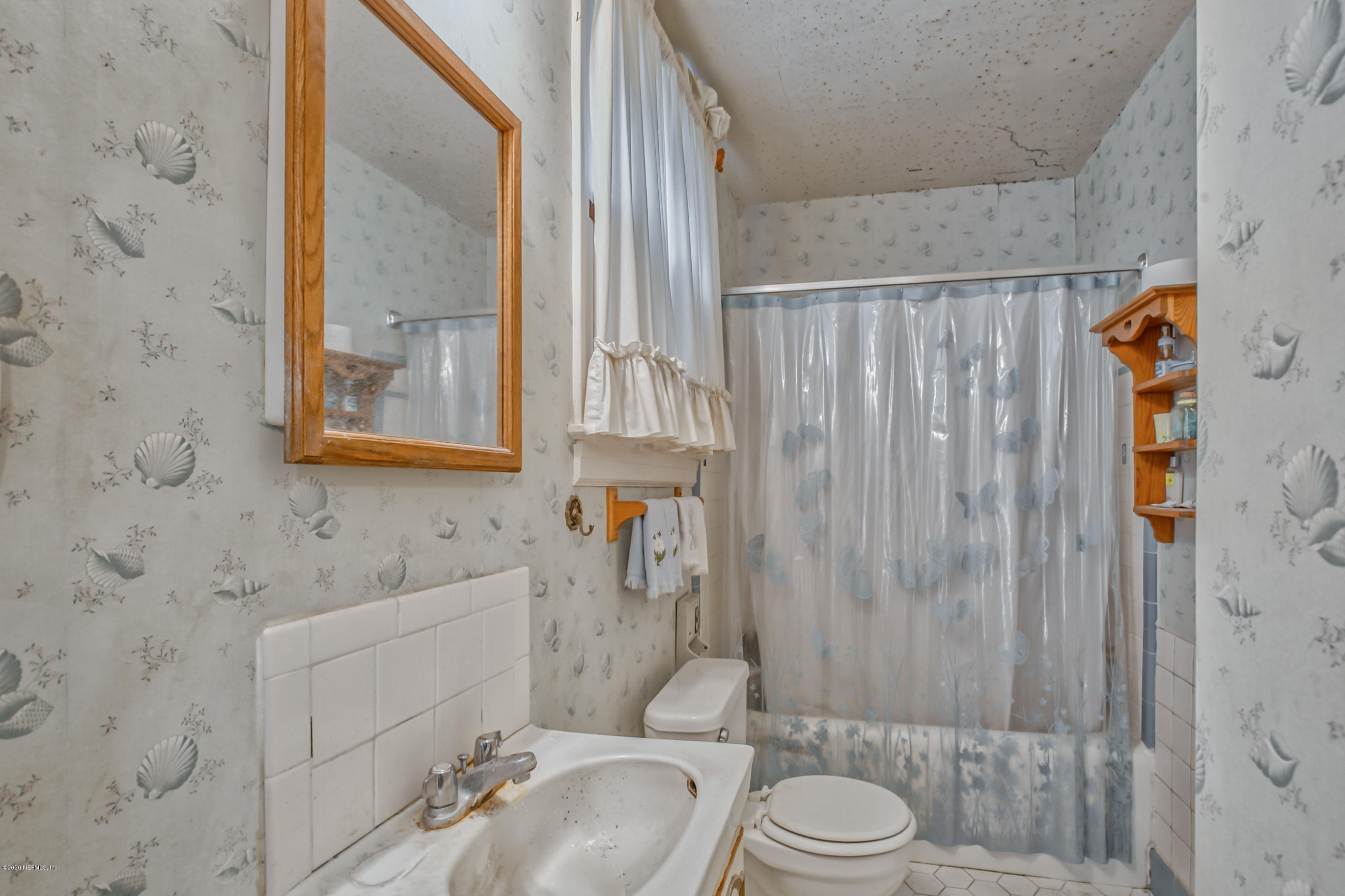 1011 Inwood Terrace Jacksonville, FL 32207 - Photo 5 of 21 a bathroom with a sink toilet and shower