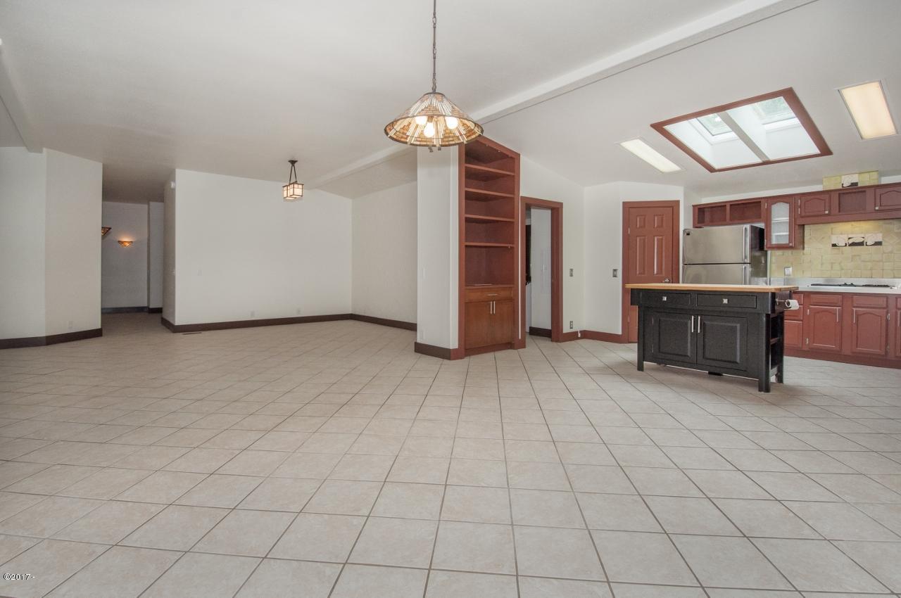 836 North River Bend Road Otis, OR 97368 - Photo 11 of 42 Great Room - View 6