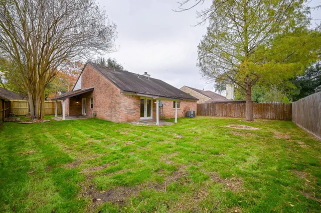 a view of a house with yard and tree s