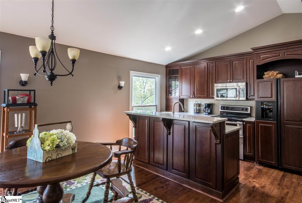 12 Altamont Forest Road Greenville, SC 29609 - Photo 5 of 21