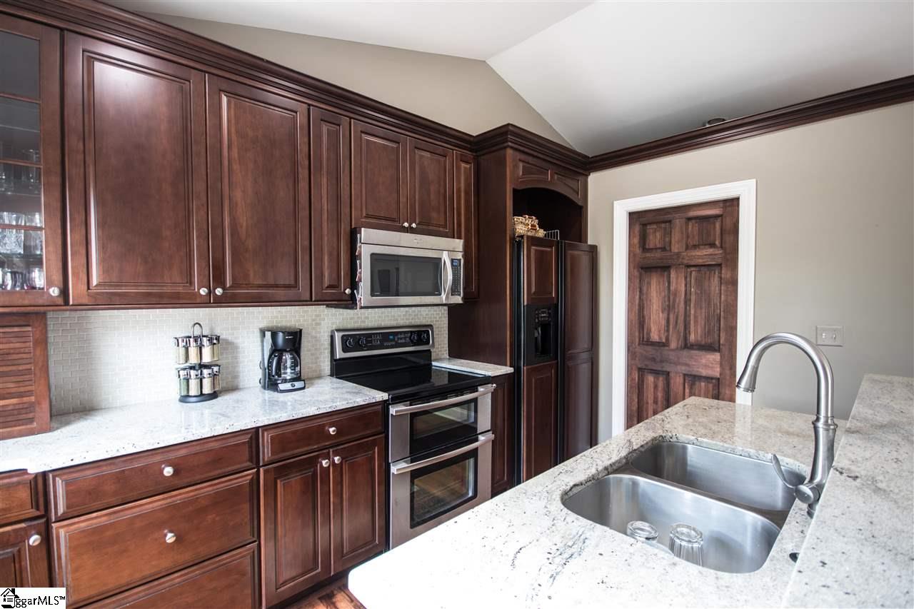 12 Altamont Forest Road Greenville, SC 29609 - Photo 6 of 21