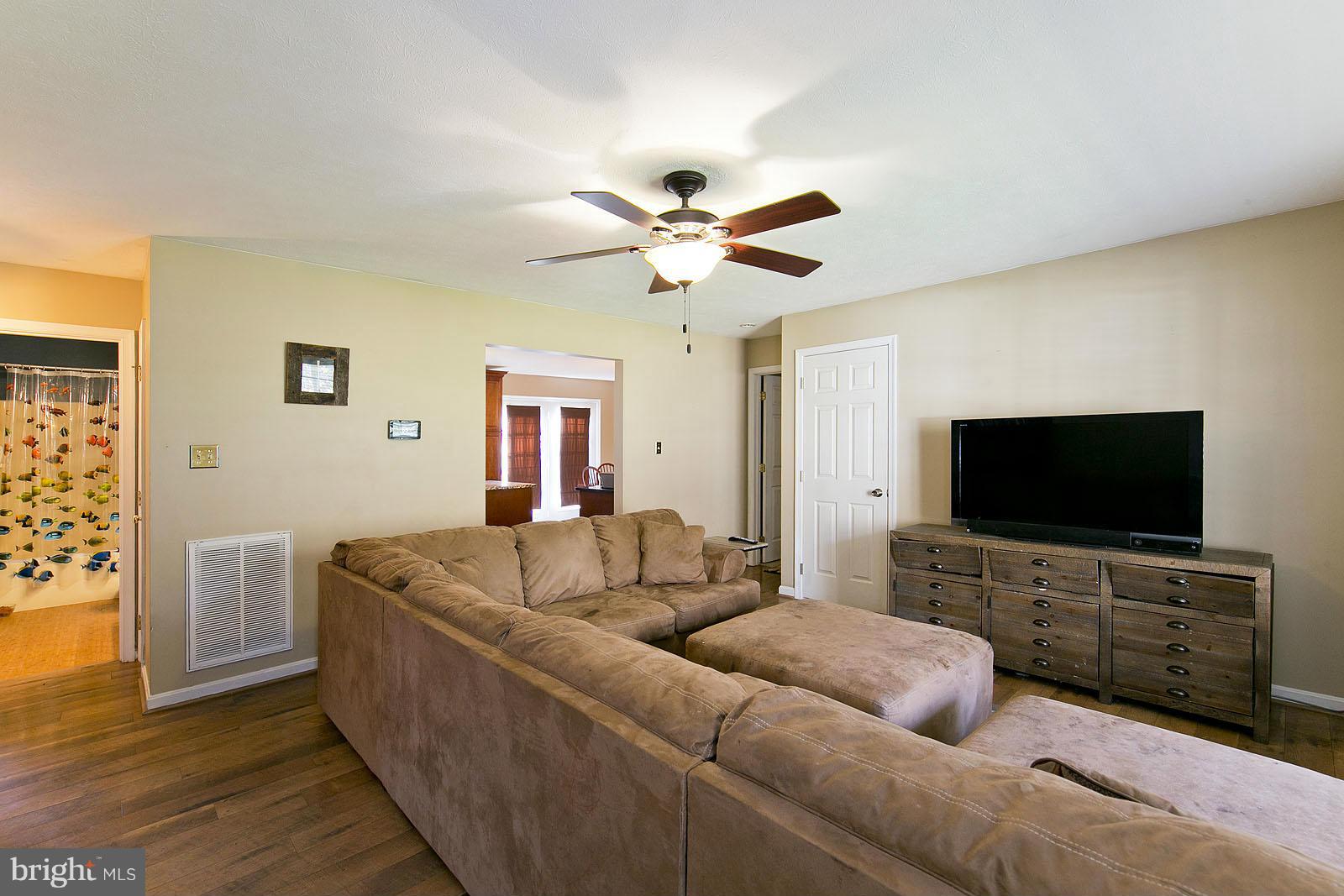 2854 Boliver Road Fort Valley, VA 22652 - Photo 4 of 29 Living Room