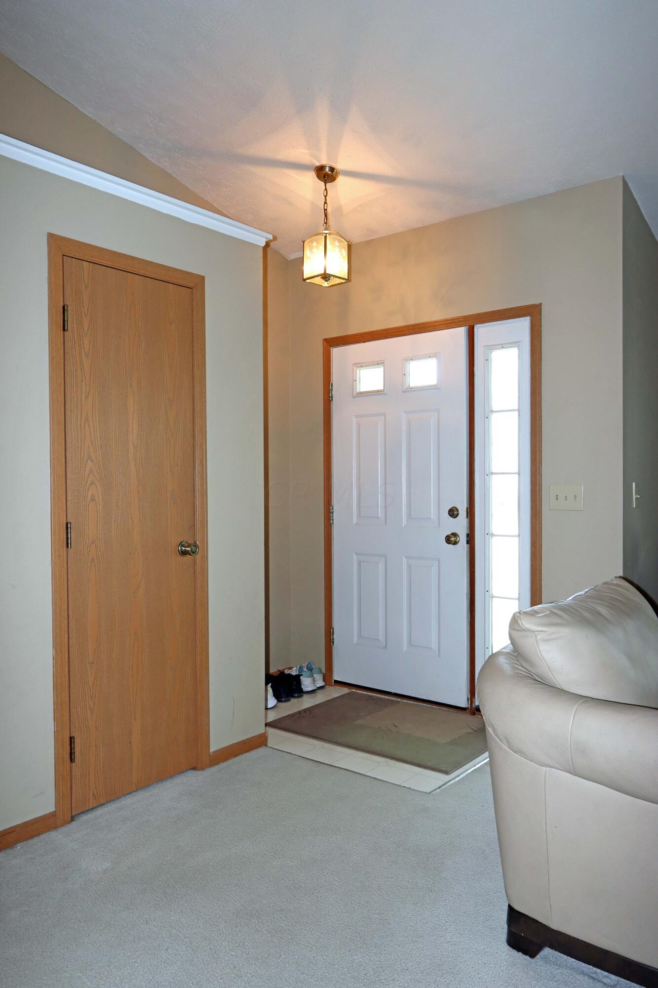 3550 Rocky Road Columbus, OH 43223 - Photo 3 of 28 Foyer area with guest closet