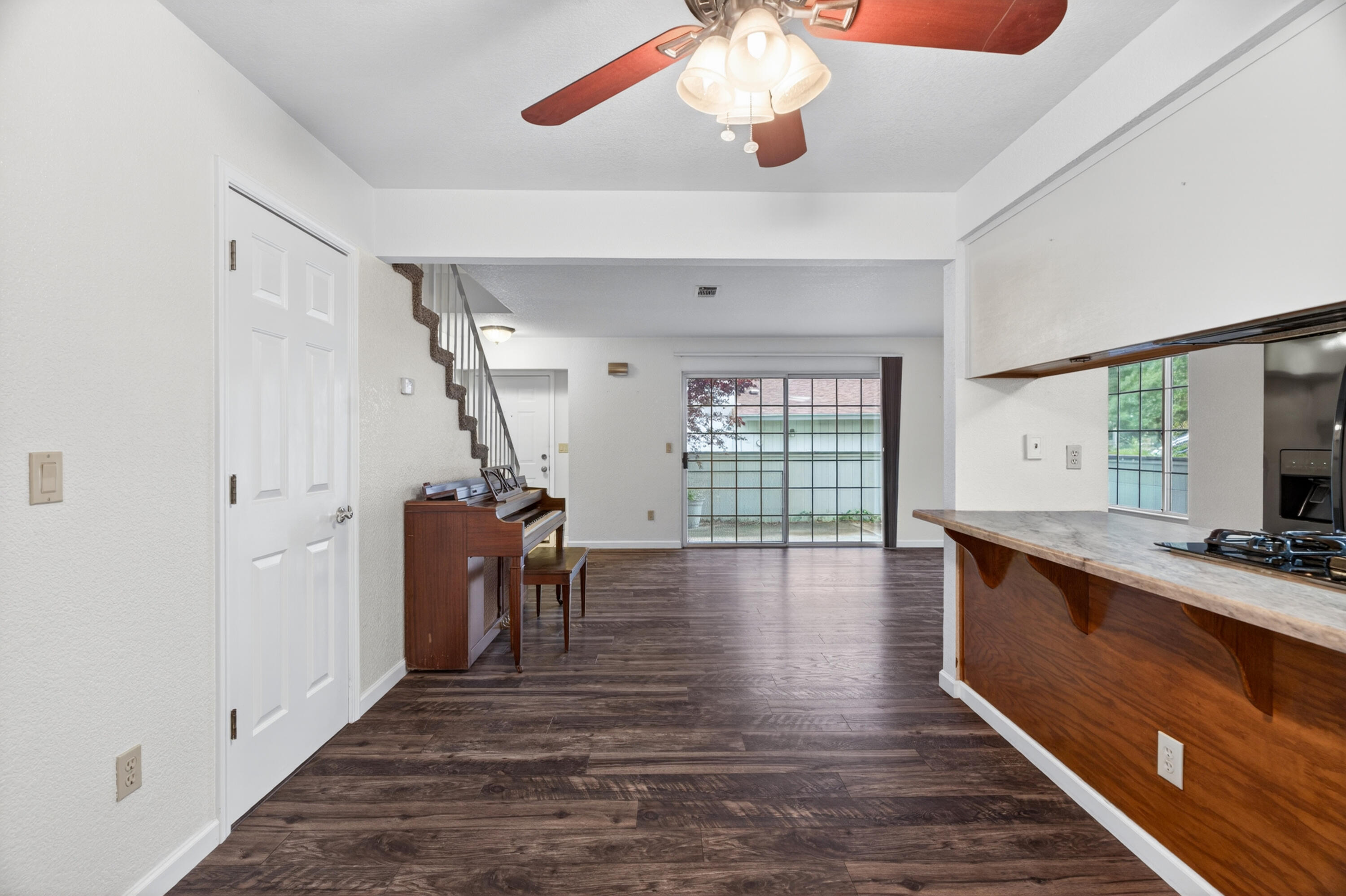 200 Ridgetop Drive, Unit 22 Redding, CA 96003 - Photo 3 of 29 Entry/Dining Area