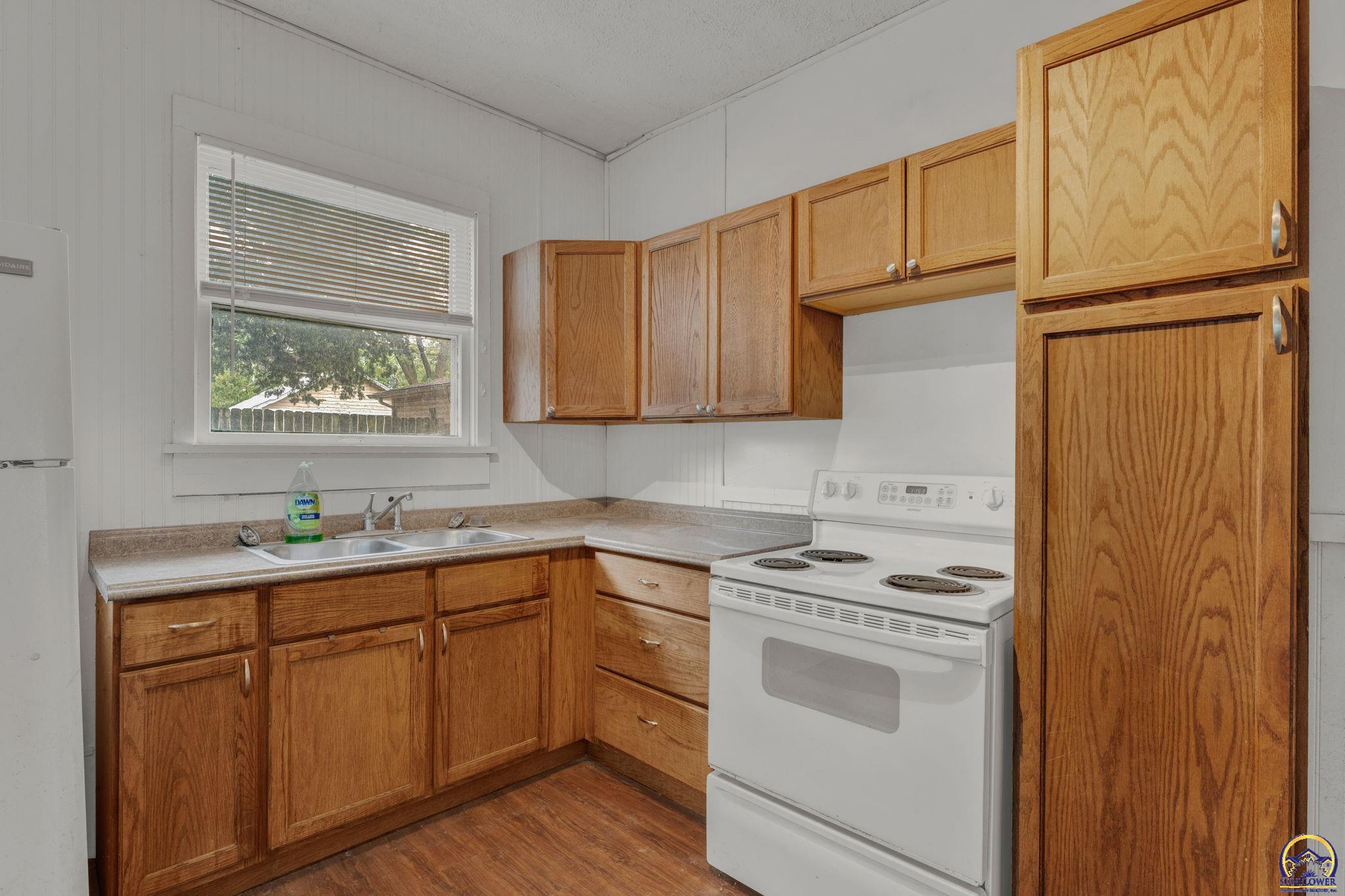 1181 Southwest MacVicar Avenue Topeka, KS 66604 - Photo 11 of 21