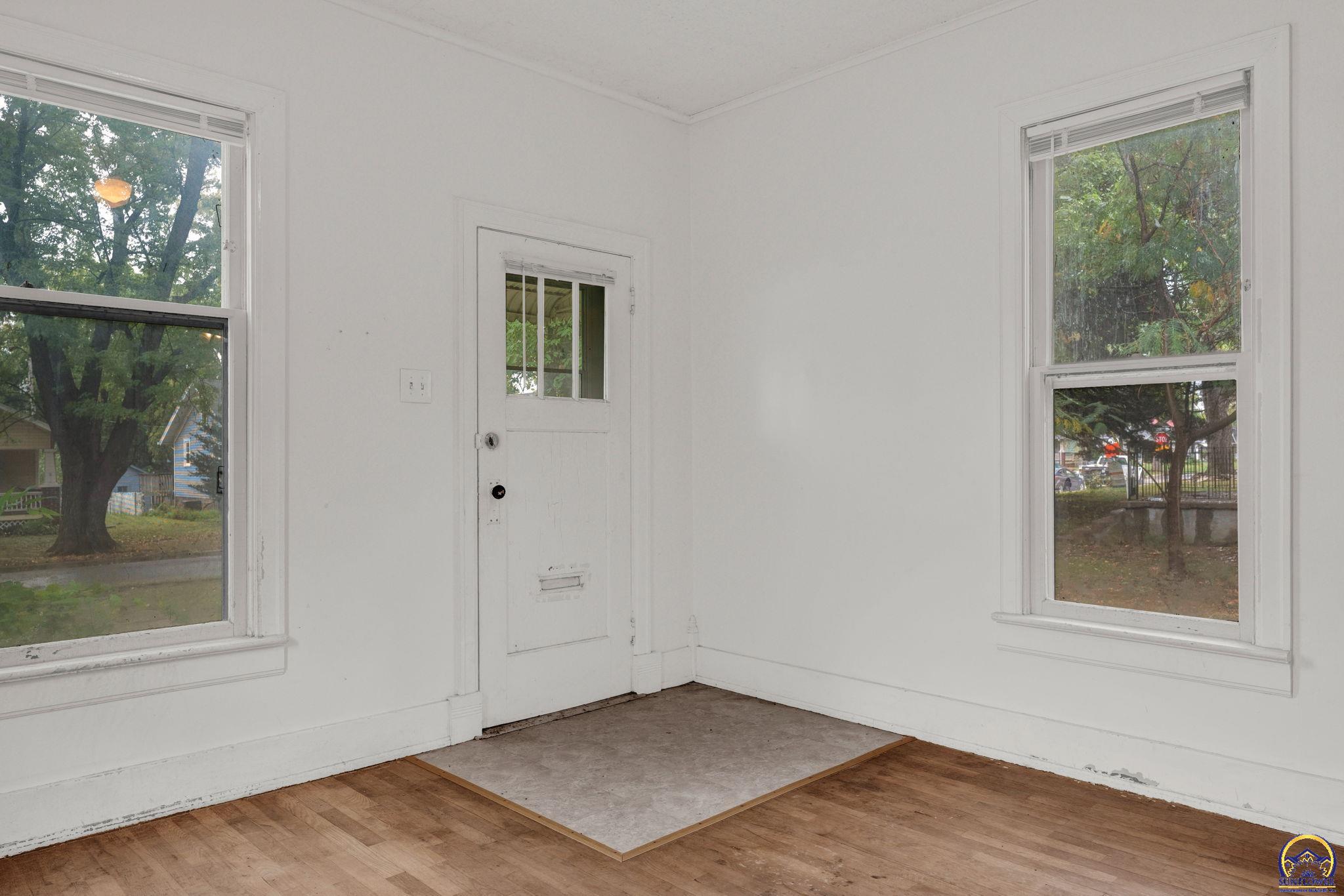 1181 Southwest MacVicar Avenue Topeka, KS 66604 - Photo 4 of 21