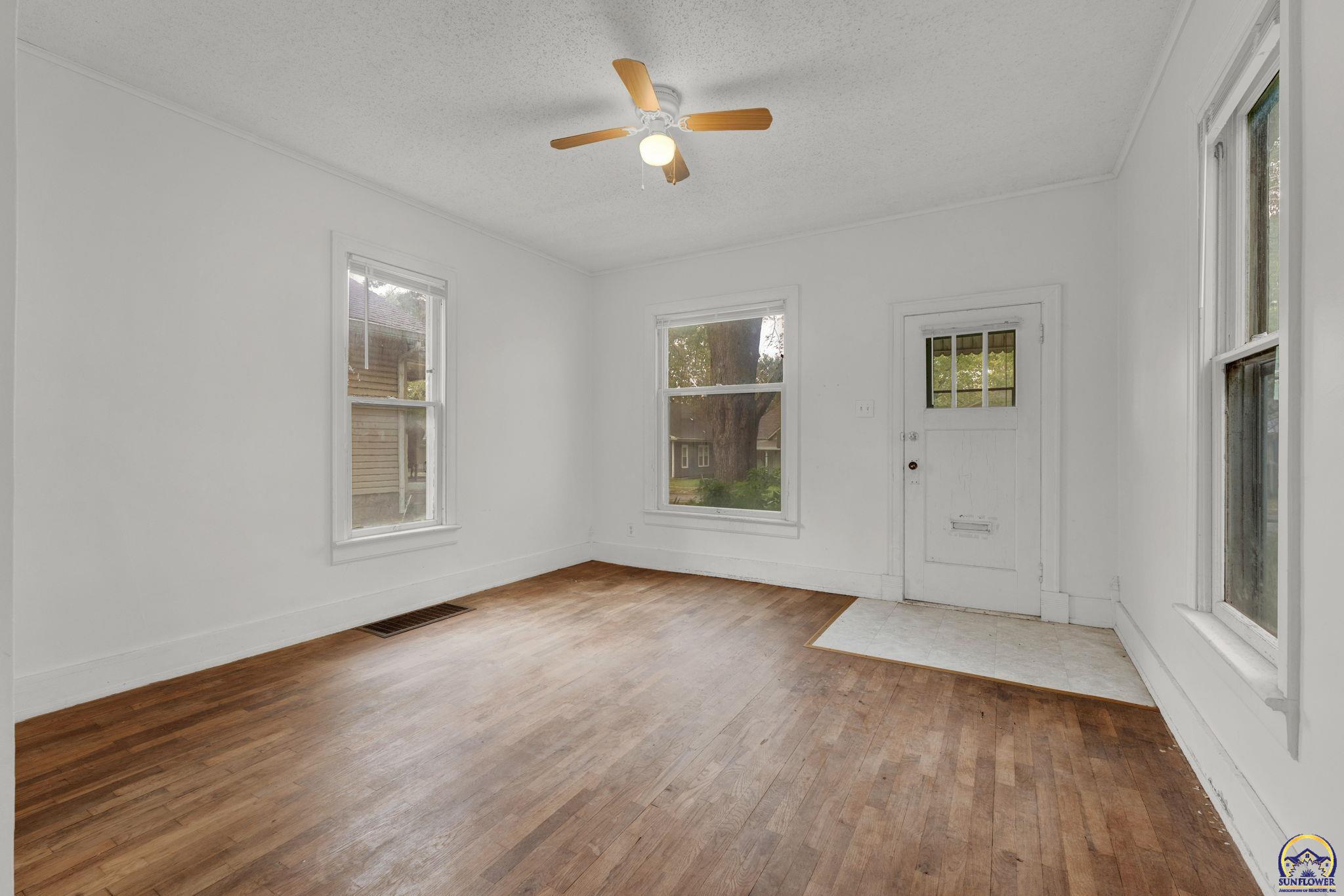 1181 Southwest MacVicar Avenue Topeka, KS 66604 - Photo 5 of 21