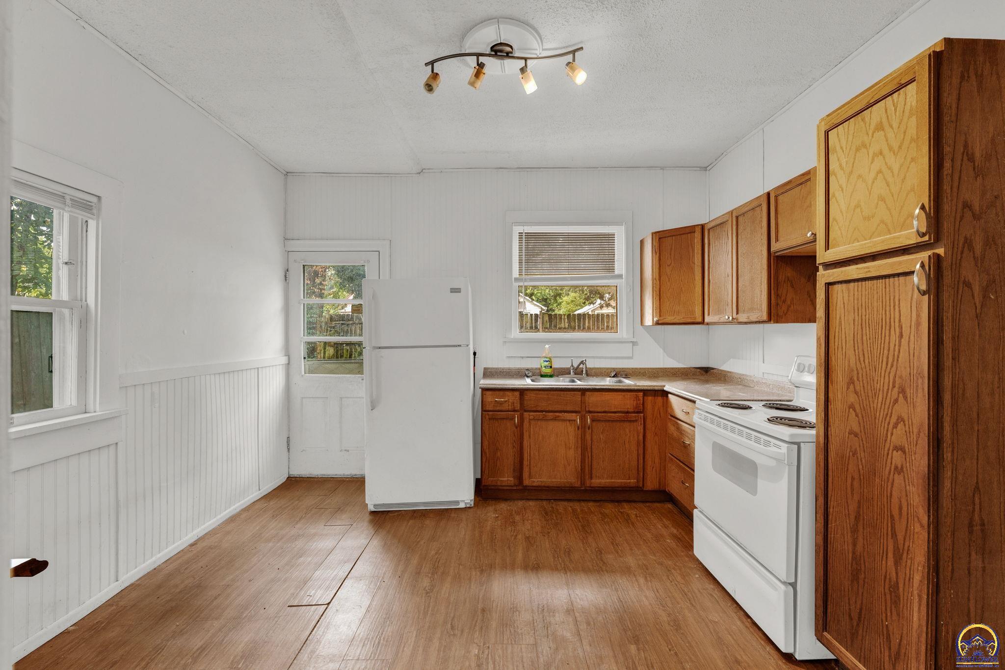 1181 Southwest MacVicar Avenue Topeka, KS 66604 - Photo 9 of 21