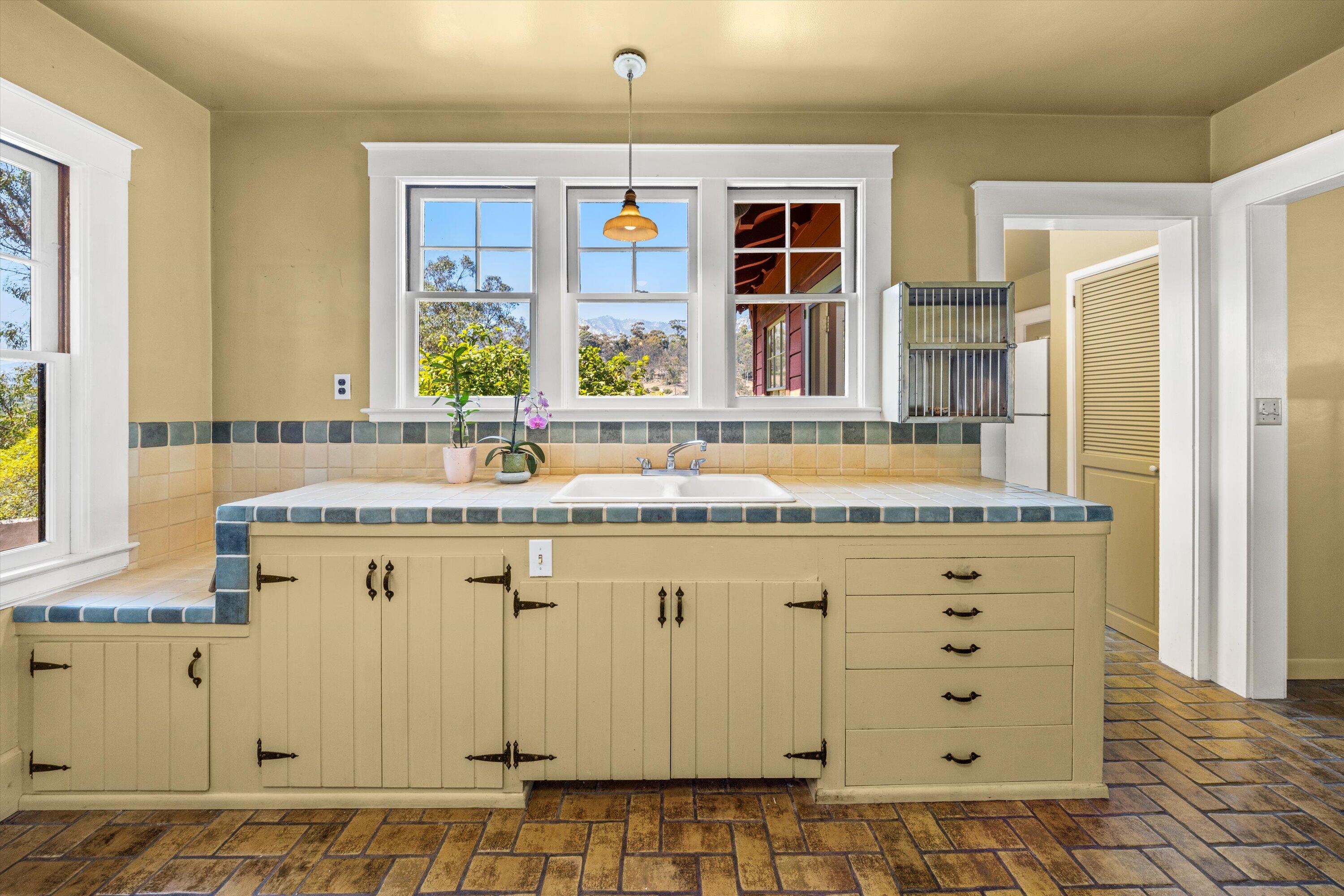 1060 Tremonto Road Santa Barbara, CA 93103 - Photo 12 of 49 Kitchen