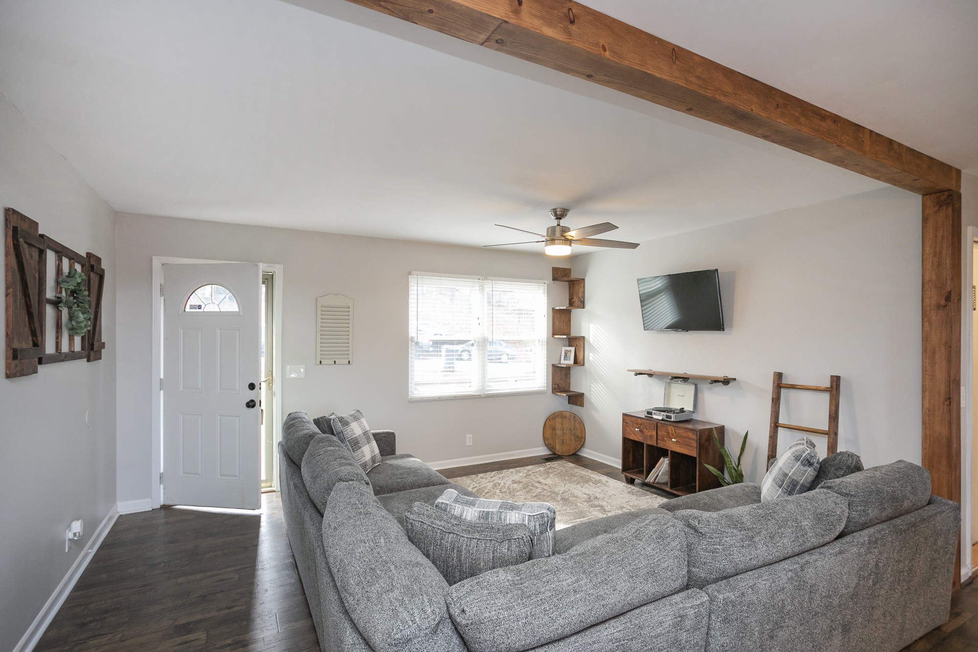 1124 Jacksons View Road Hermitage, TN 37076 - Photo 5 of 22 a living room with furniture and a flat screen tv