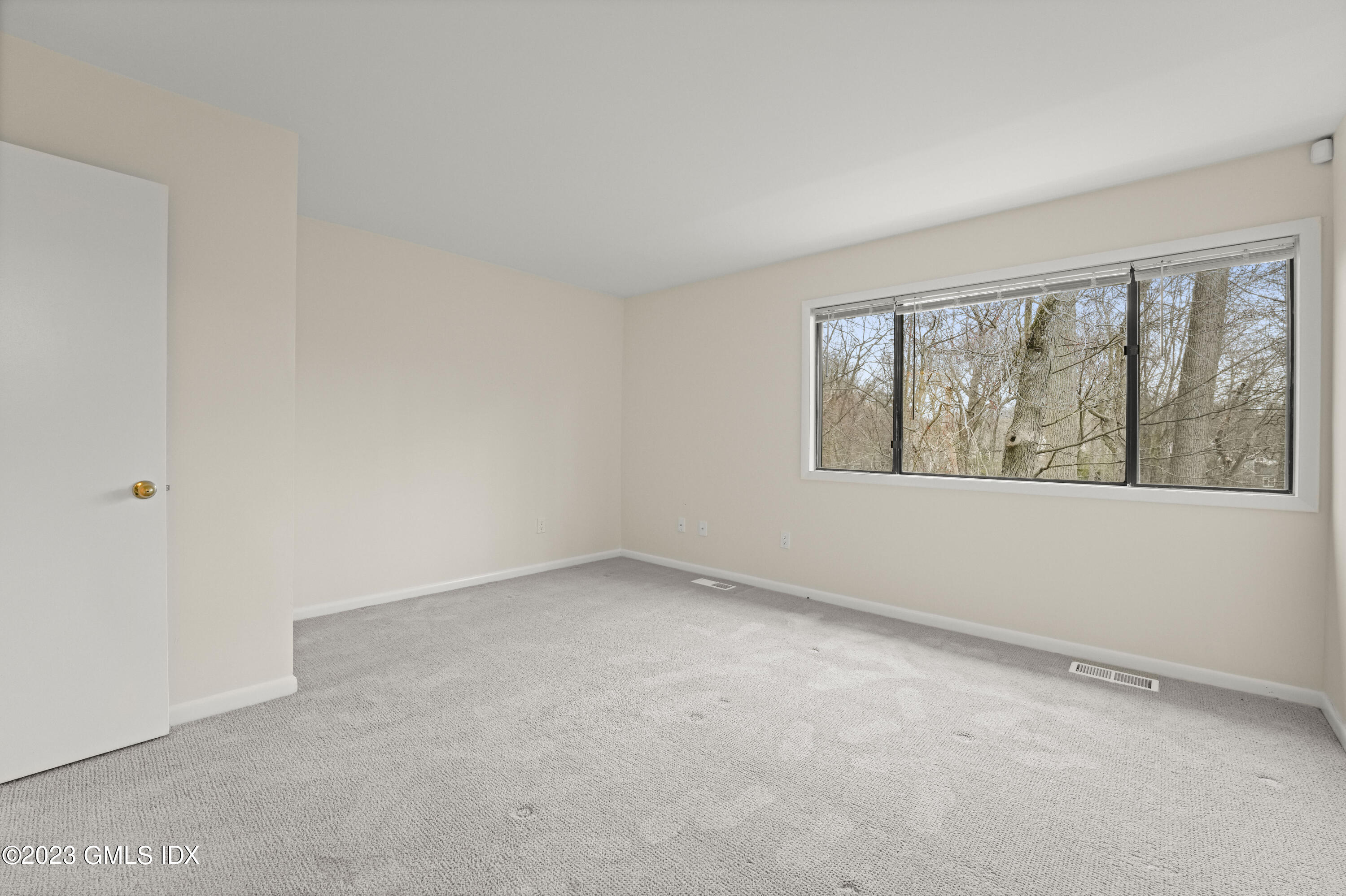 76 Silo Circle, Unit 76 Riverside, CT 06878 - Photo 18 of 40 an empty room with a window