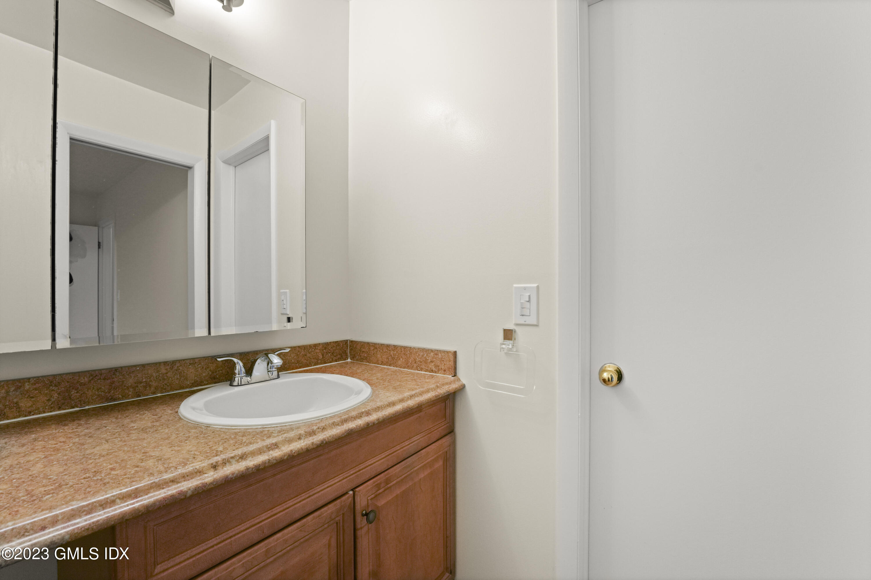 76 Silo Circle, Unit 76 Riverside, CT 06878 - Photo 19 of 40 a bathroom with a sink and a mirror