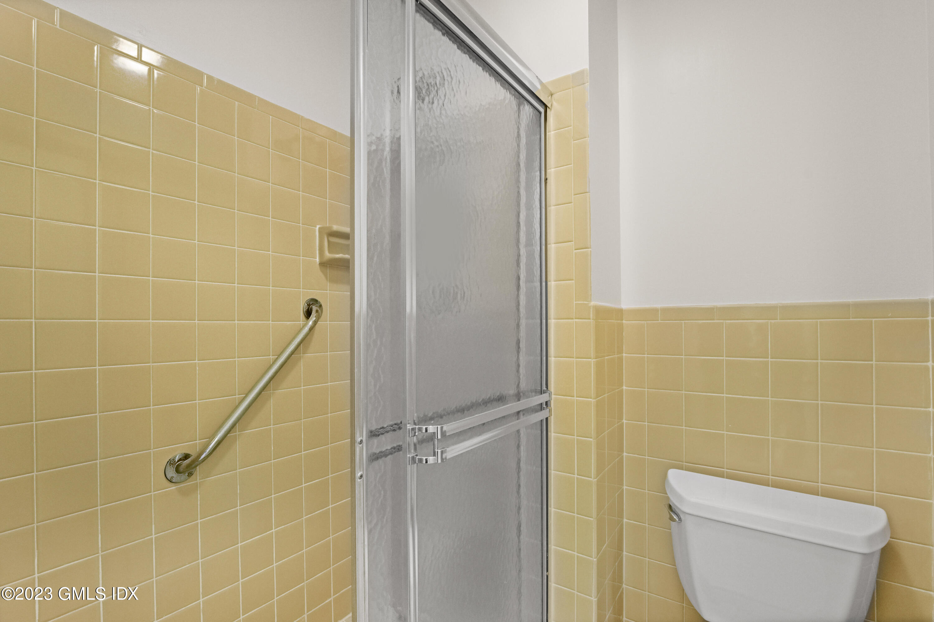 76 Silo Circle, Unit 76 Riverside, CT 06878 - Photo 21 of 40 a bathroom with a toilet and a shower