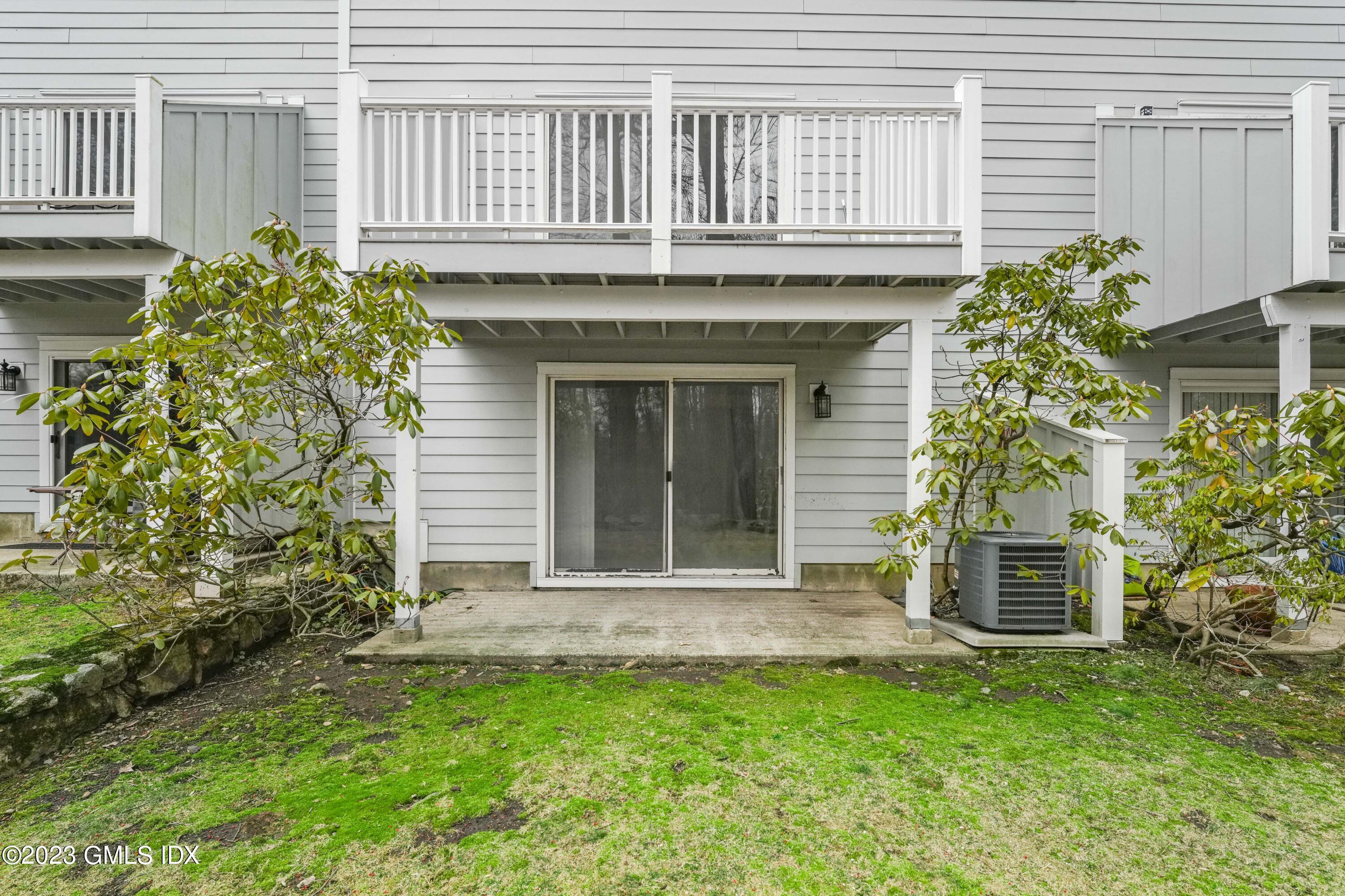 76 Silo Circle, Unit 76 Riverside, CT 06878 - Photo 31 of 40 front view of a house with a garden
