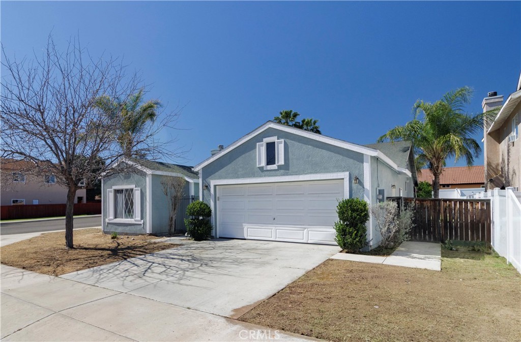 1393 Rabbit Peak Way Hemet, CA 92545 - Photo 2 of 34 a front view of a house with a yard and garage