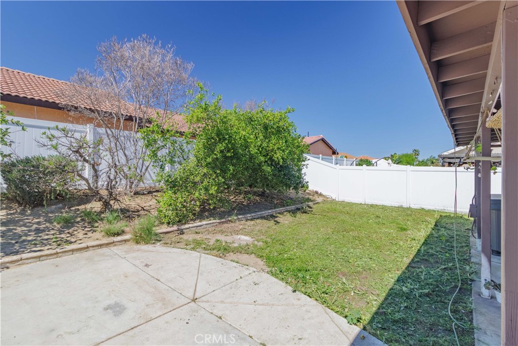 1393 Rabbit Peak Way Hemet, CA 92545 - Photo 31 of 34 a view of a backyard