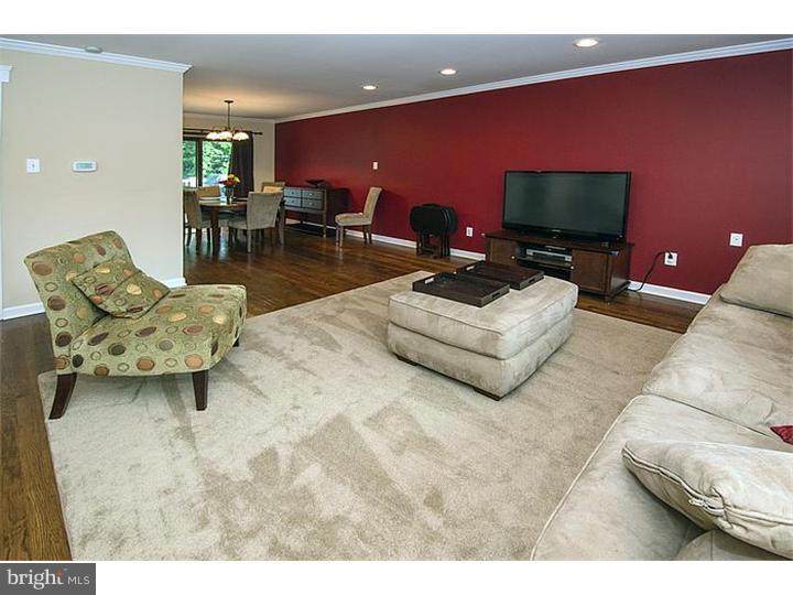 524 Byron Road Warminster, PA 18974 - Photo 5 of 25 Living Room