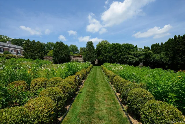 a view of entryway with a front door