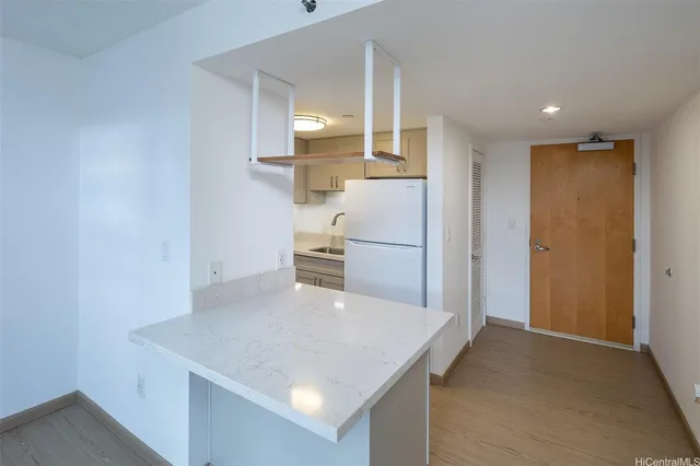 $2,200 | 545 Queen Street, Unit 622, Honolulu, HI 96813