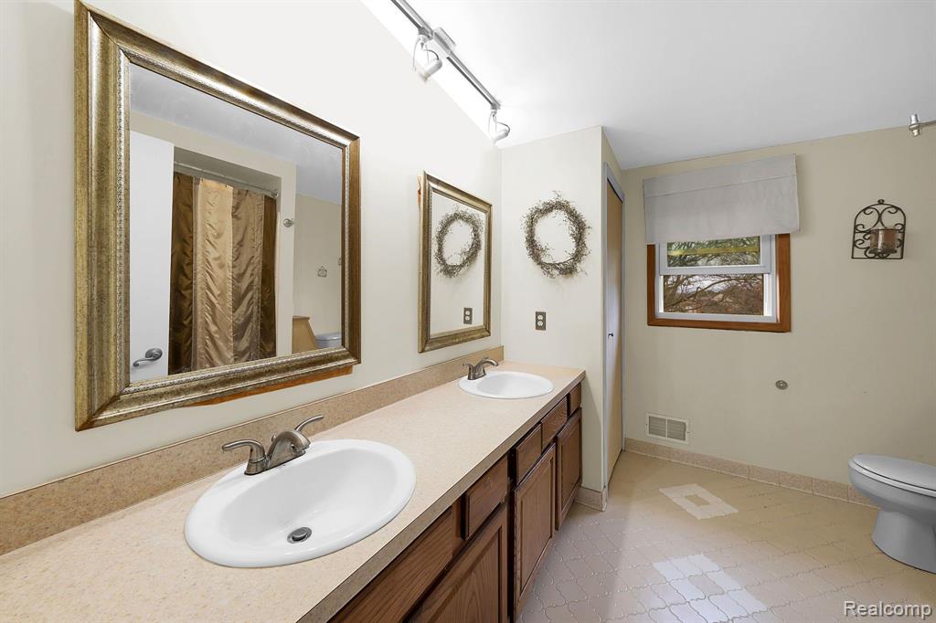 982 Langley Road Rochester Hills, MI 48309 - Photo 24 of 45
