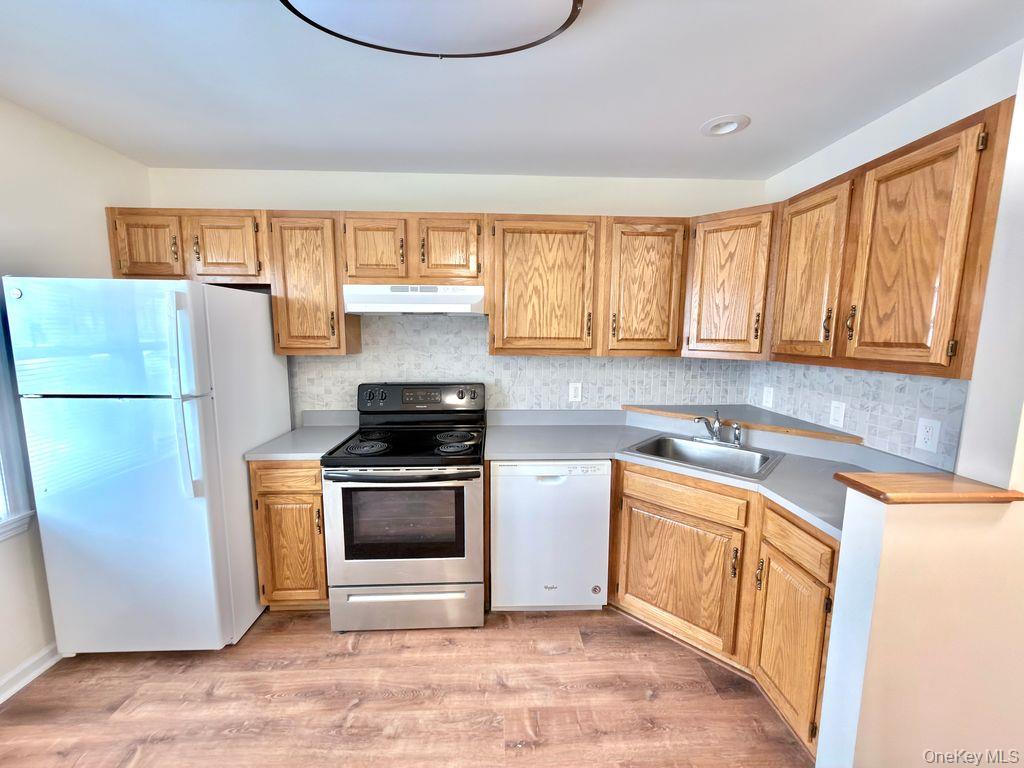 1870 Baldwin Road, Unit 4 Yorktown Heights, NY 10598 - Photo 2 of 18 Kitchen of similar unit.