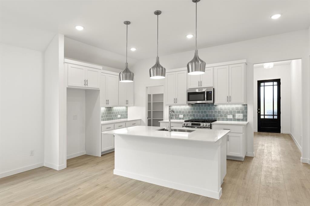 3304 Red Hl Road Celina, TX 75009 - Photo 12 of 29 11. 3304 Red Hill - Kitchen (2)