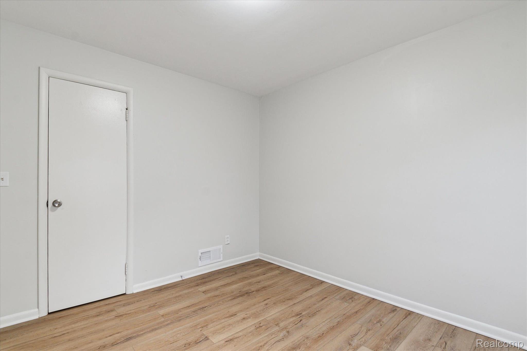 9904 Farmington Road Livonia, MI 48150 - Photo 12 of 29