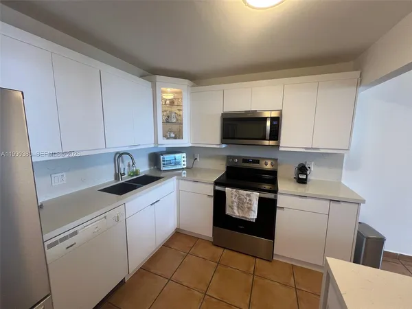 $2,700 | 2201 South Ocean Drive, Unit 602, Hollywood, FL 33019