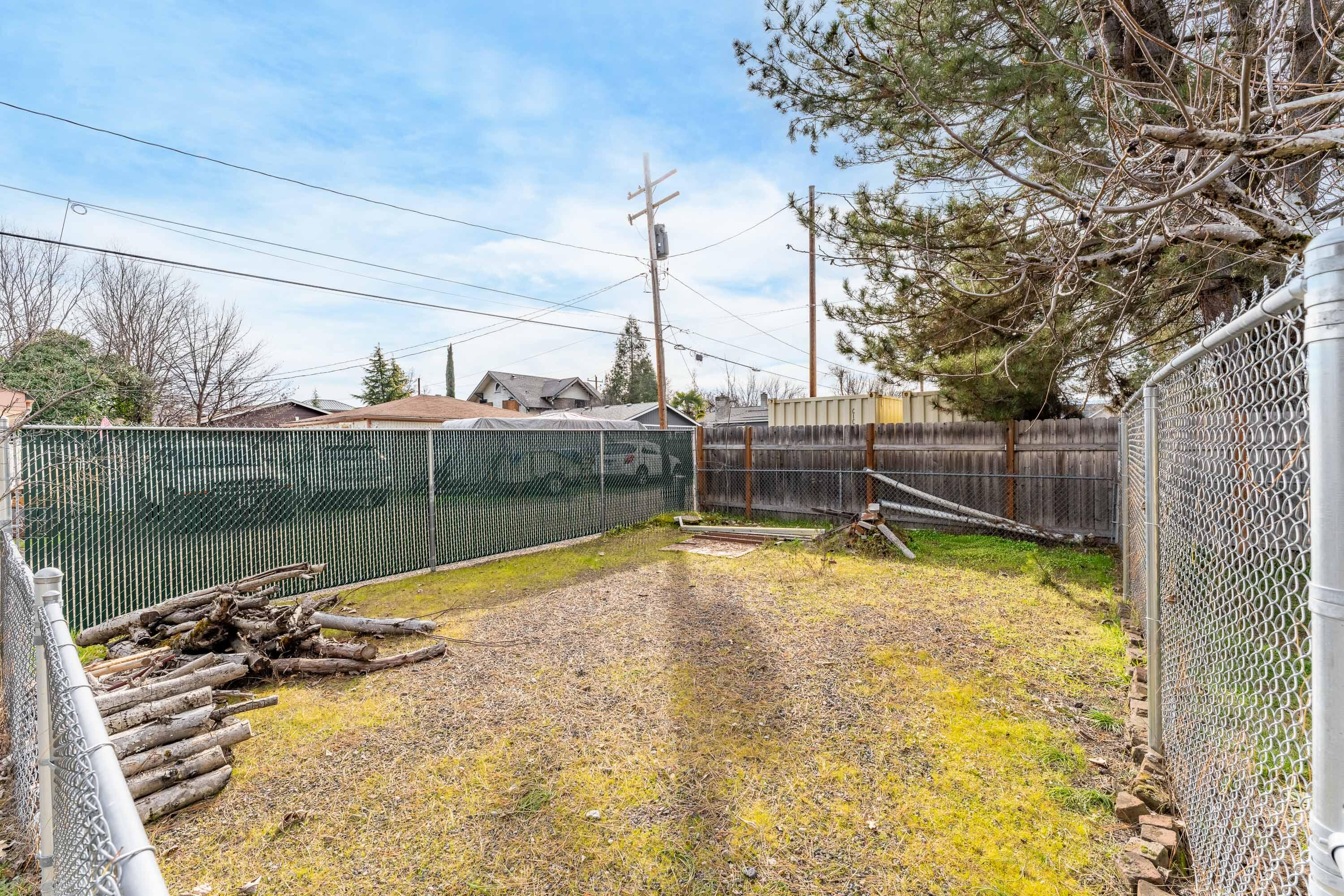 220 South 3rd Street Central Point, OR 97502 - Photo 4 of 29 Bonus separate fences space for parking or gardening or storage or?