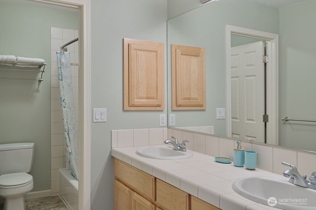 12612 Southeast 261st Street Kent, WA 98030 - Photo 18 of 40