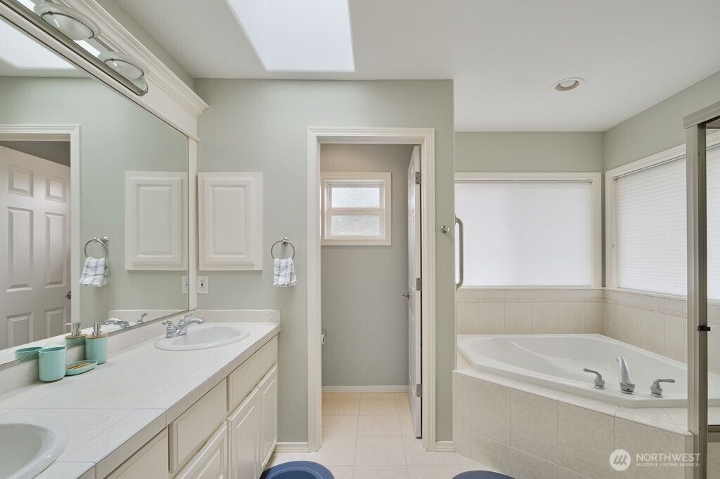 12612 Southeast 261st Street Kent, WA 98030 - Photo 21 of 40