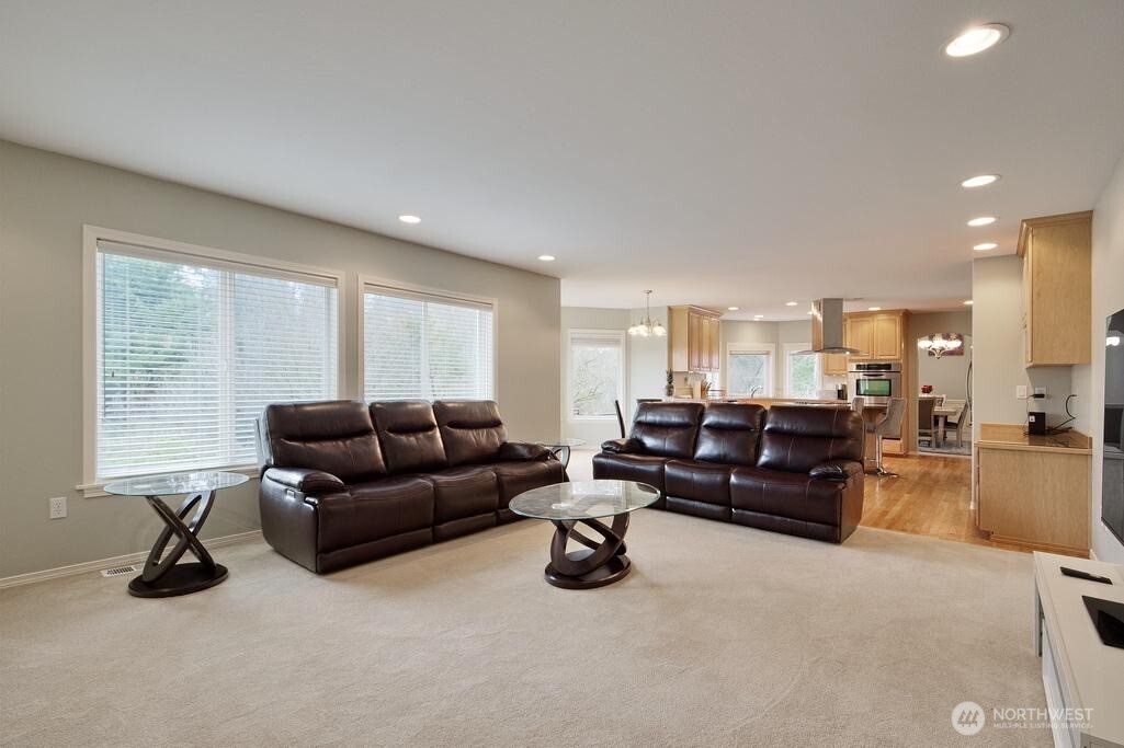 12612 Southeast 261st Street Kent, WA 98030 - Photo 9 of 40