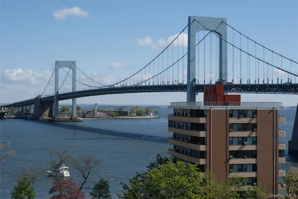 a view of entryway with a front door