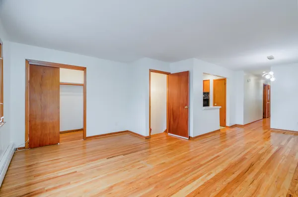 $2,300 | 180 West 3rd Street, Bayonne, NJ 07002