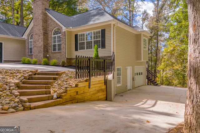 a view of a house with a yard