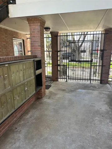 a view of livingroom with furniture