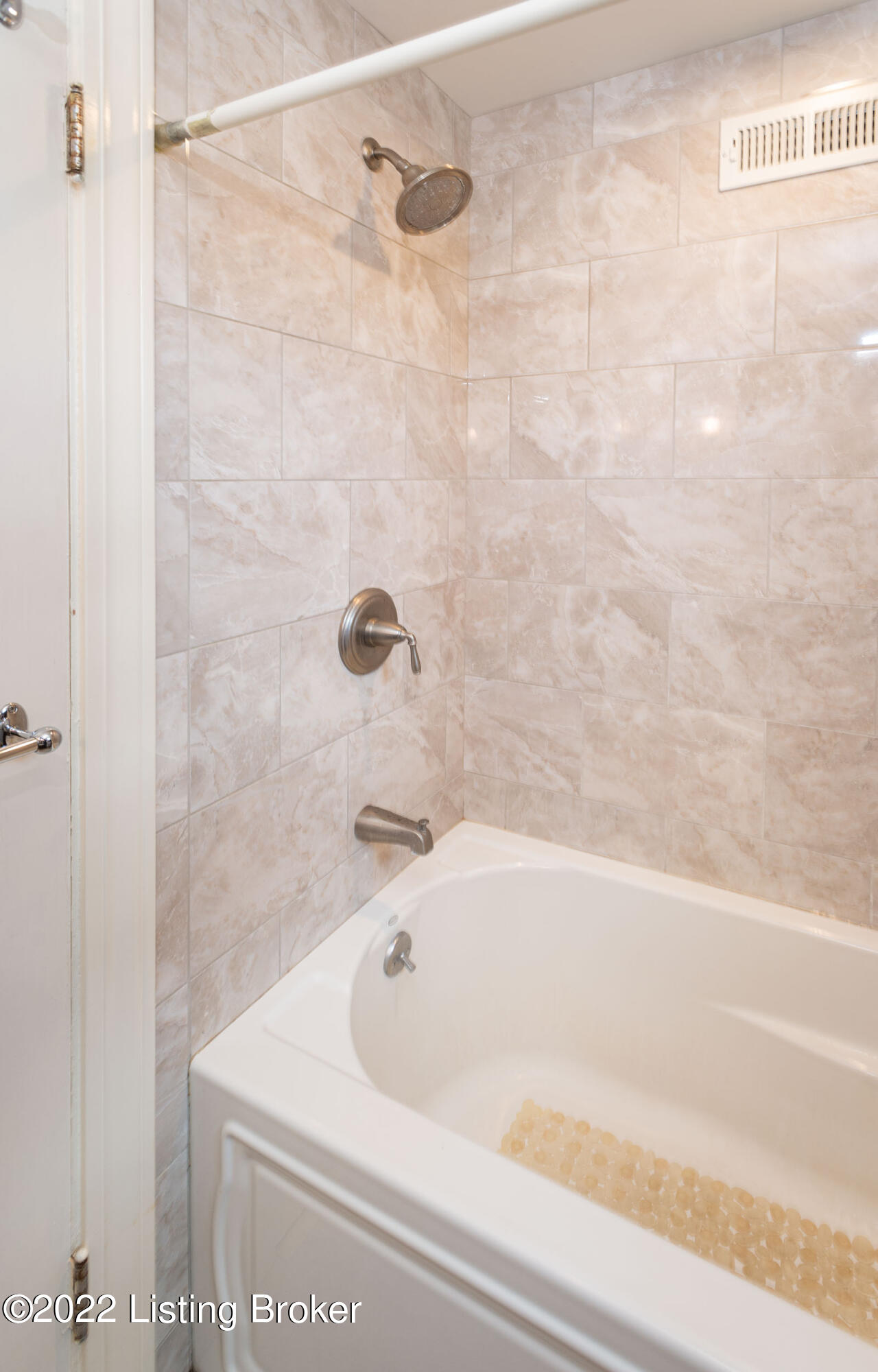 2408 Manchester Road Louisville, KY 40205 - Photo 35 of 57 Full Bathroom