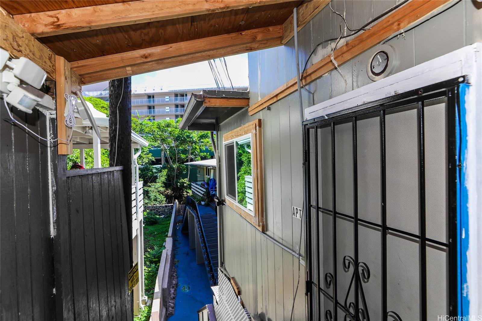 1641 Stillman Lane Honolulu, HI 96817 - Photo 12 of 25 a view of a porch