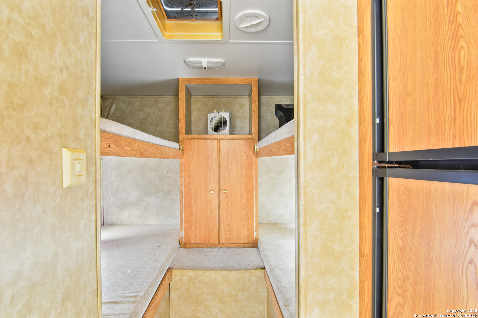 87 Mutt Road Brackettville, TX 78832 - Photo 5 of 20 a bathroom with a mirror