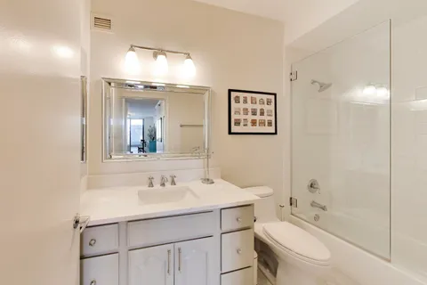 $524,900 | 421 West Huron Street, Unit 604, Chicago, IL 60654