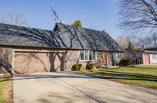 $3,200 | 938 Aberdeen Drive, Crystal Lake, IL 60014