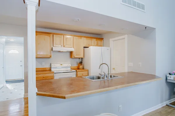 $3,200 | 938 Aberdeen Drive, Crystal Lake, IL 60014