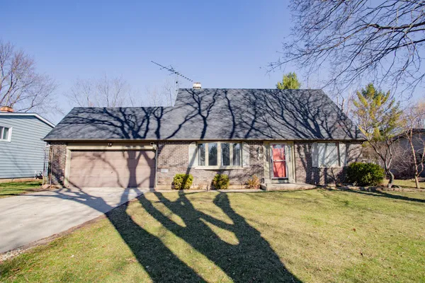 $3,200 | 938 Aberdeen Drive, Crystal Lake, IL 60014